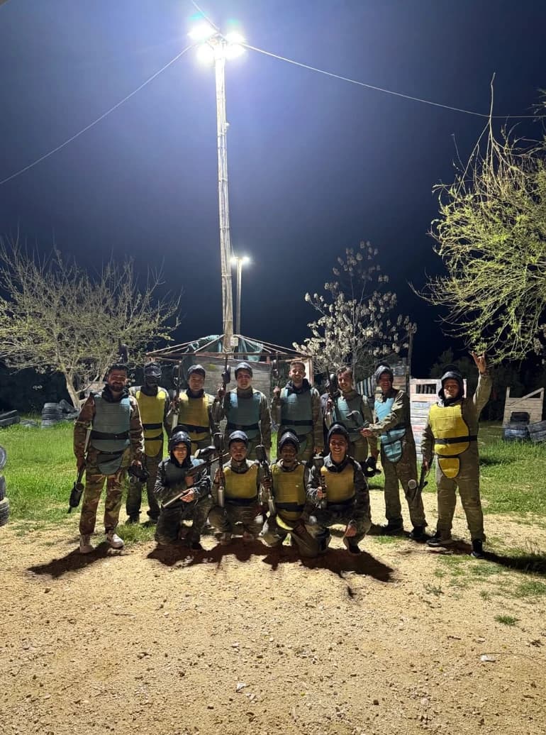 Gece ışıklı sahada paintball ekibi