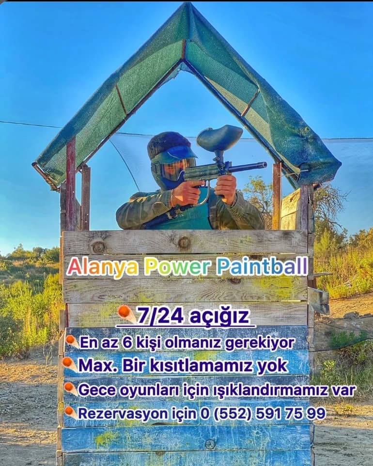 Gözetleme kulesinde paintball oyuncusu