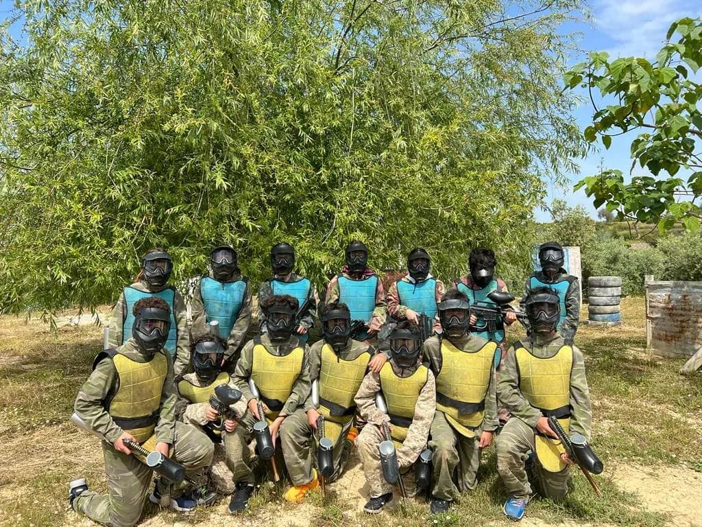 Koruyucu yelekli paintball grubu