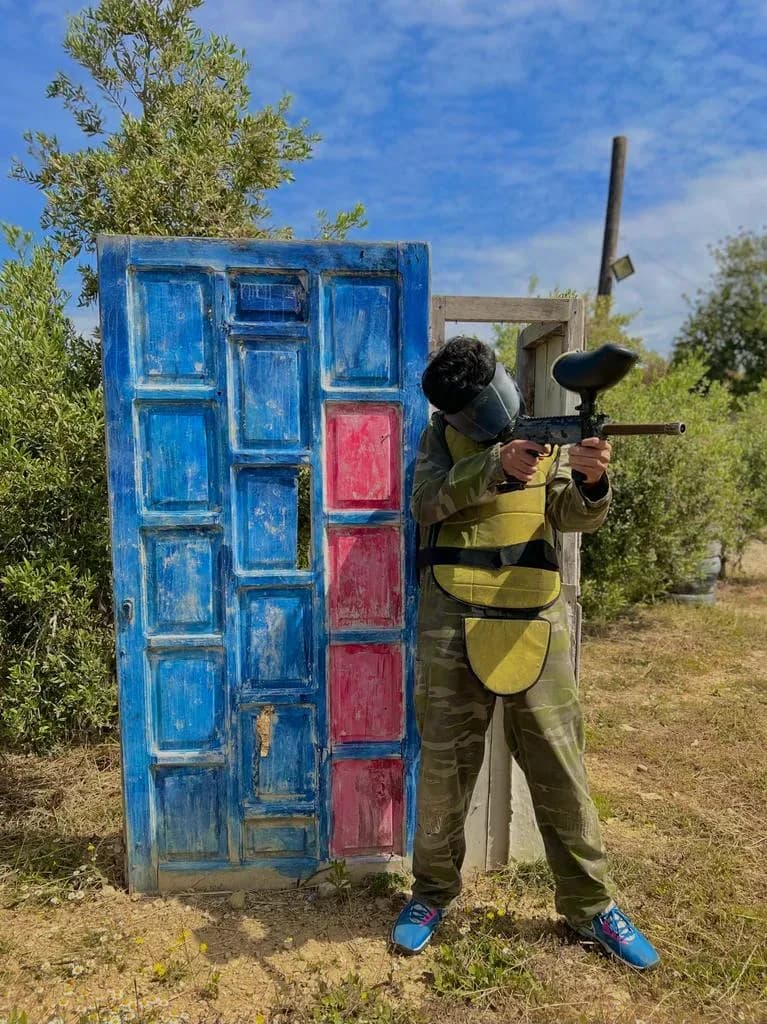 Siperden ateş eden paintball oyuncusu