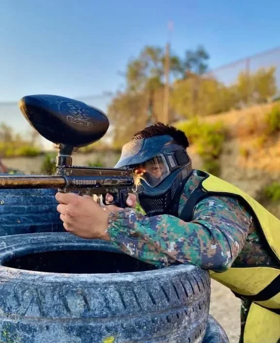 Barikat arkasından nişan alan Power Paintball oyuncusu